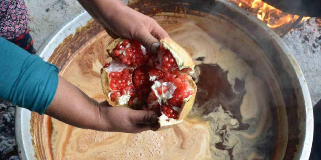 Geleneksel yöntemle nar ekşisi üretimi sürüyor! Önce eziliyor, sonra kaynatılıyor: Katkısız, doğal üretim yapılıyor 1